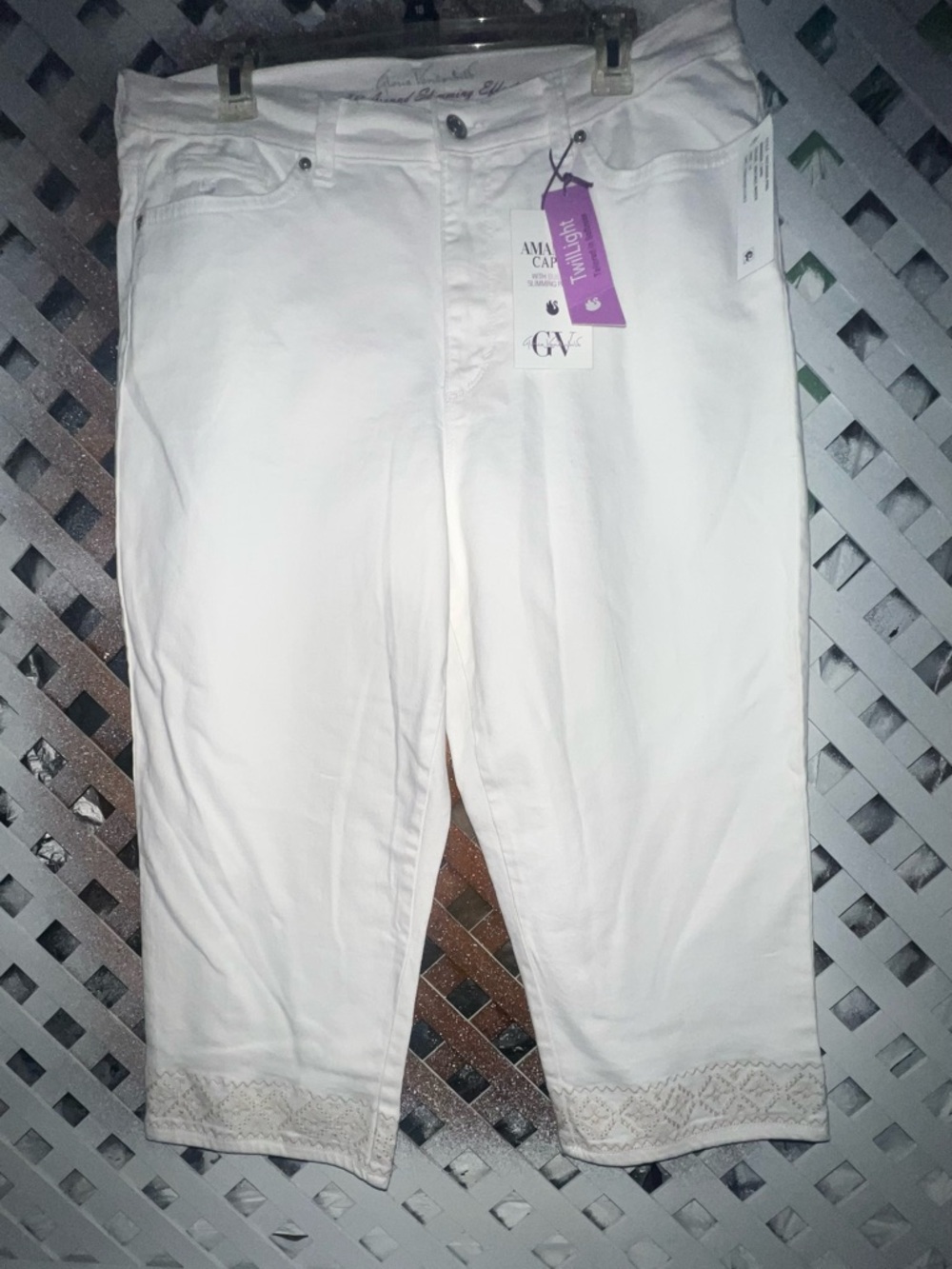 NWT Gloria Vanderbilt Amanda White Cropped Capri Slimming size 14